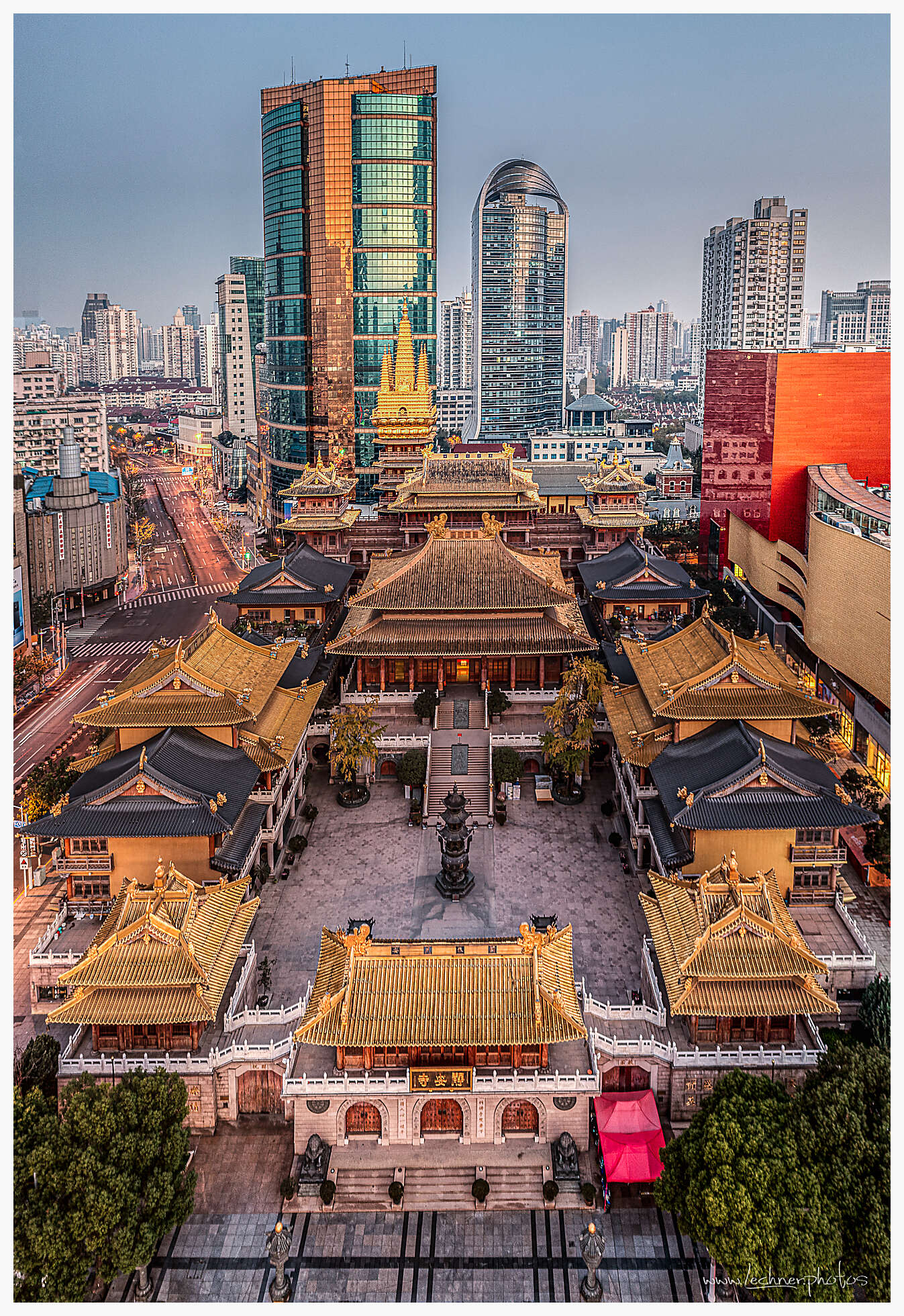 Jing'An Temple before sunrise